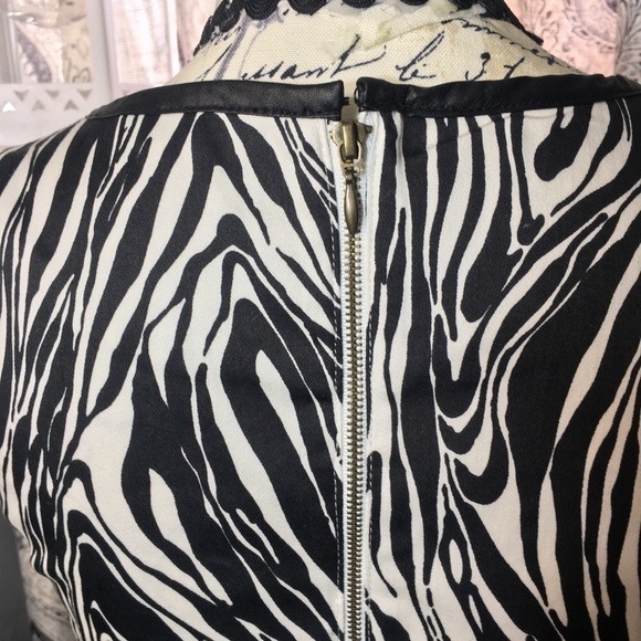 Willi Smith - Zebra print zipper back blouse with faux leather look trim. - Picture 4 of 10
